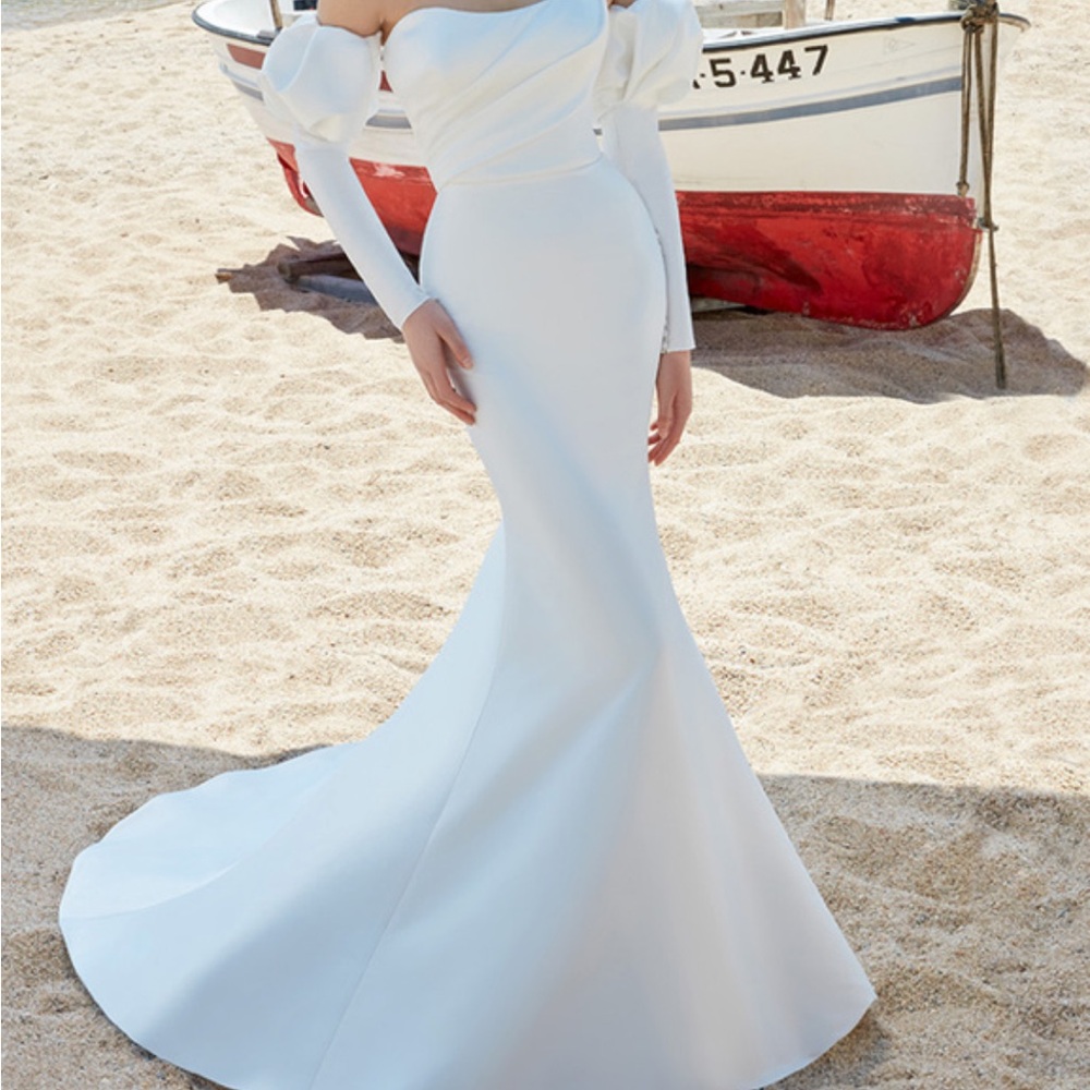 Love by Enzoani “Alyson” Wedding Dress – Size 8 (New with Tags)